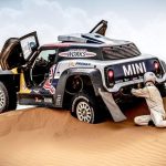 Navigator Balapan Mobil Di Area Berlumpur Dan Hutan