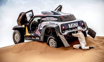 Navigator Balapan Mobil Di Area Berlumpur Dan Hutan