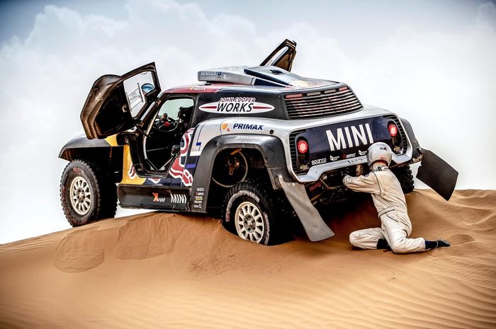 Navigator Balapan Mobil Di Area Berlumpur Dan Hutan