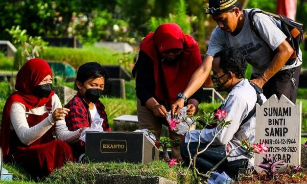 Ziarah Kubur Atau Nyekar Dalam Mengingat Seseorang