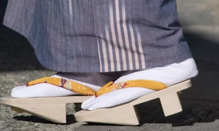 Sandal Tradisional Bakiak Terbuat Dari Kayu