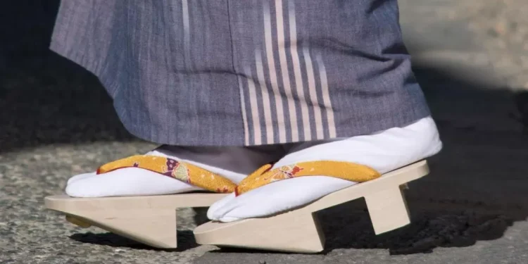 Sandal Tradisional Bakiak Terbuat Dari Kayu