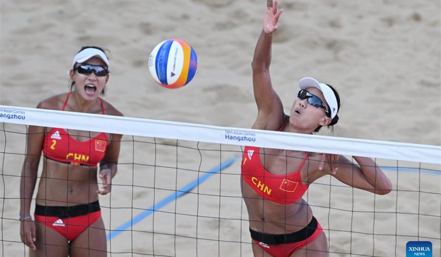 Olahraga Di Pantai Dalam Memainkan Bola Voli