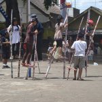 Olahraga Tradisional Egrang Dengan Sebuah Bambu