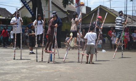 Olahraga Tradisional Egrang Dengan Sebuah Bambu
