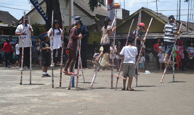 Olahraga Tradisional Egrang Dengan Sebuah Bambu