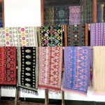 Sebuah Tenun Kain Yang Menghasilkan Songket