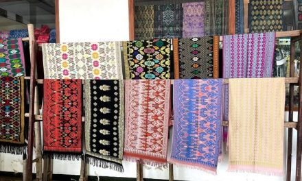 Sebuah Tenun Kain Yang Menghasilkan Songket