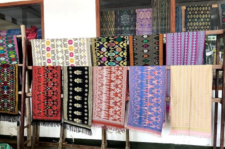 Sebuah Tenun Kain Yang Menghasilkan Songket