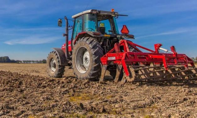 Kendaraan Perkebunan Sebuah Pembajak Traktor