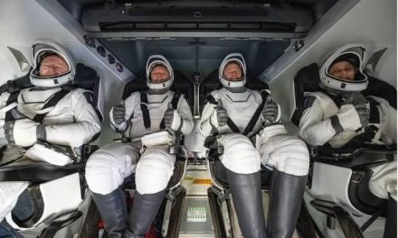 Seseorang Astronot Yang Melakukan Perjalanan Luar Angkasa