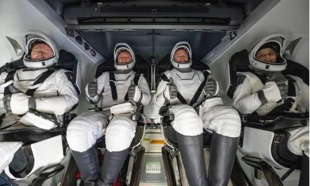 Seseorang Astronot Yang Melakukan Perjalanan Luar Angkasa