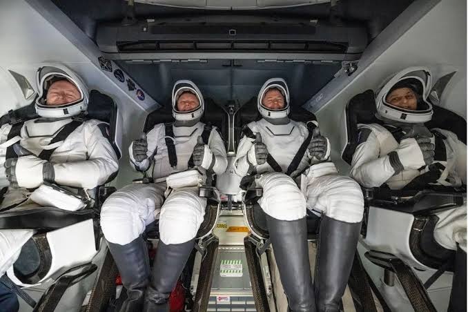 Seseorang Astronot Yang Melakukan Perjalanan Luar Angkasa