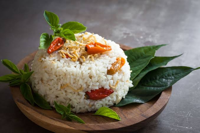 Hidangan Tradisional Indonesia Sebuah Nasi Liwet