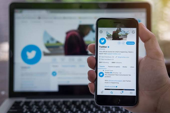Suatu Media Platform Digital Aplikasi Twitter