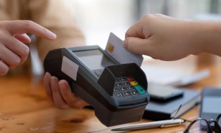 Sebuah Mesin Transaksi EDC Dalam Pelayanan Pembayaran