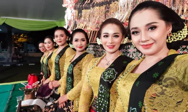 Budaya Perempuan Bernyanyi Seorang Sinden