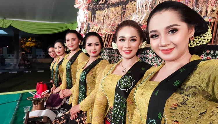 Budaya Perempuan Bernyanyi Seorang Sinden