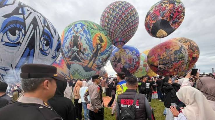 Sebuah Transportasi Unik Balon Udara Terbang