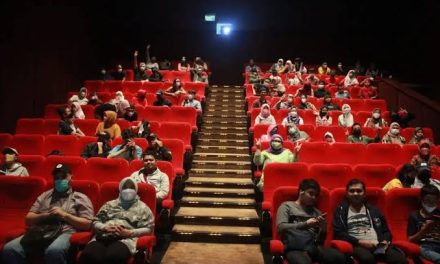 Layar Besar Menonton Film Atau Bioskop Zaman Modern