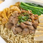 Makanan Hidangan Bakmi Dengan Berbagai Topping