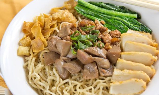 Makanan Hidangan Bakmi Dengan Berbagai Topping
