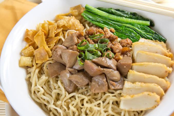 Makanan Hidangan Bakmi Dengan Berbagai Topping