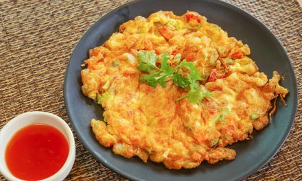 Makanan Sederhana Dadar Telur Dengan Topping