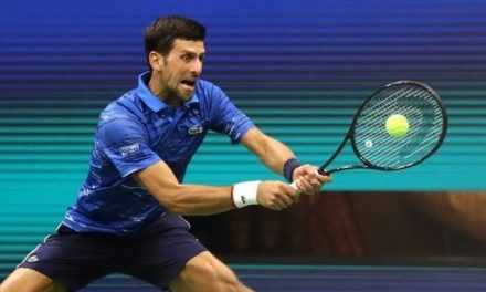 Olahraga Lapangan Besar Bola Tenis Dengan Raket